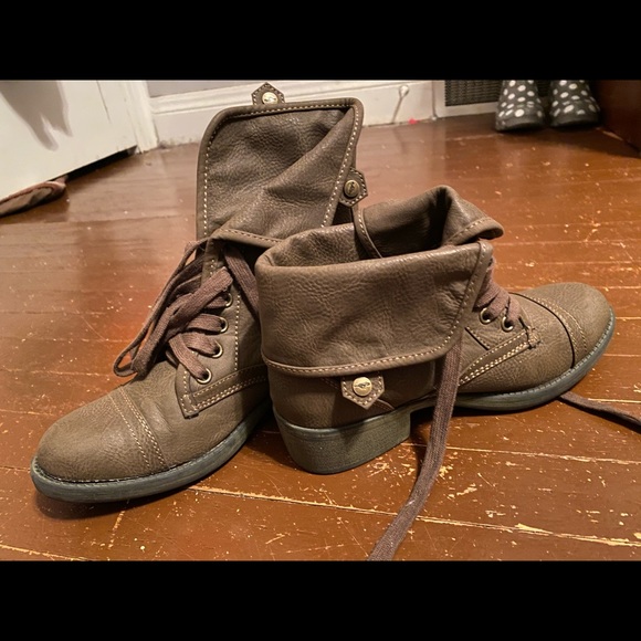 Boots - Picture 4 of 5